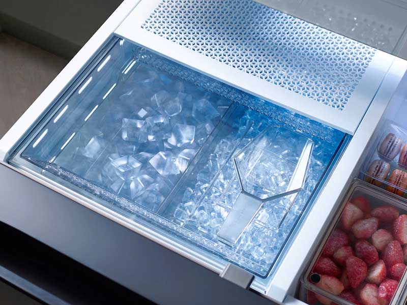 Bespoke 4-Door French Door Refrigerator (23 cu. ft.) with Beverage Center™ in White Glass - Image 8